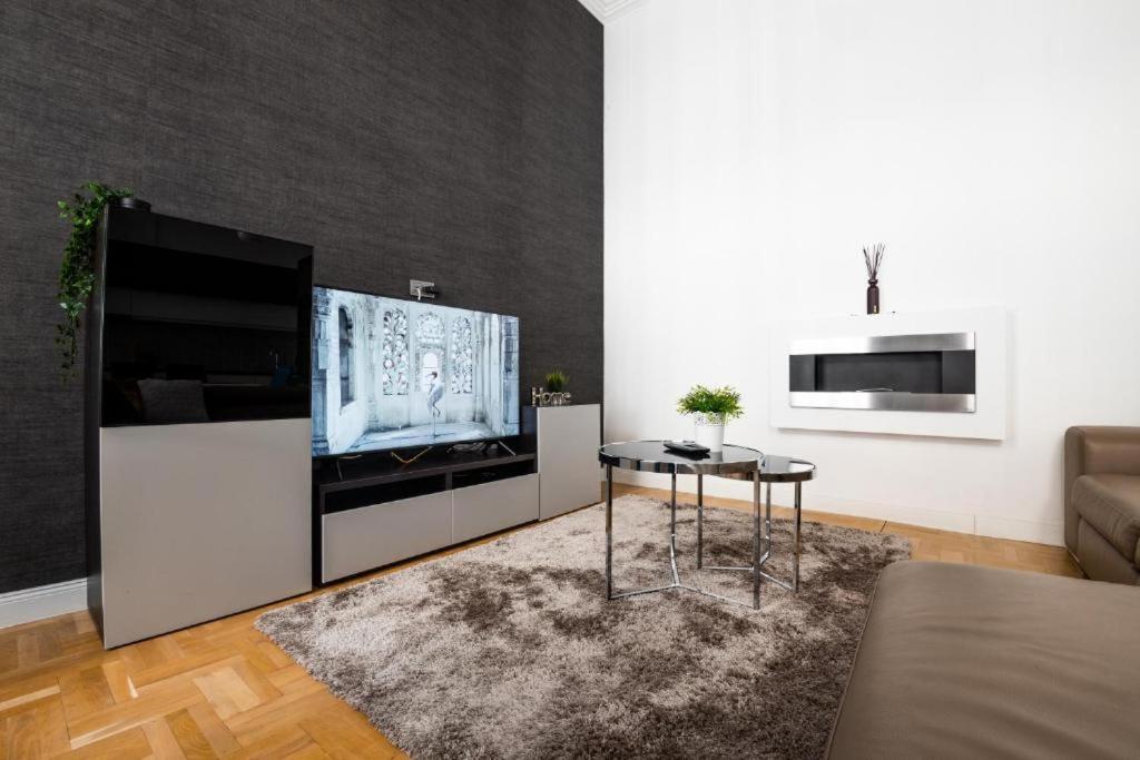 Deluxe Quentin Home Next To The Fashion Street Budapest Exterior photo